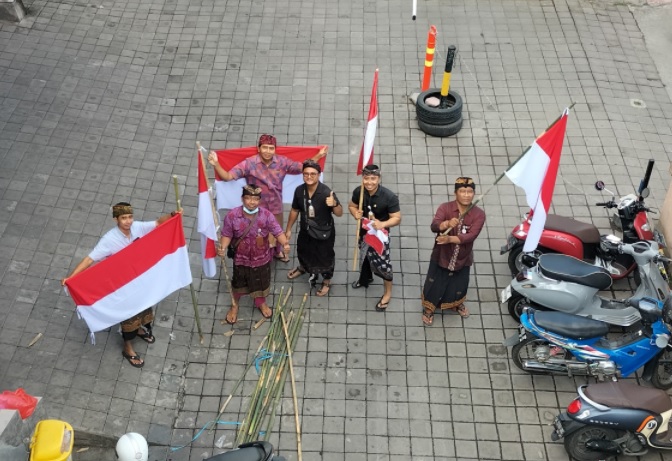 Rsud Kabupaten Buleleng Turut Serta Kegiatan Pemasangan Bendera Merah Putih Serentak Rumah