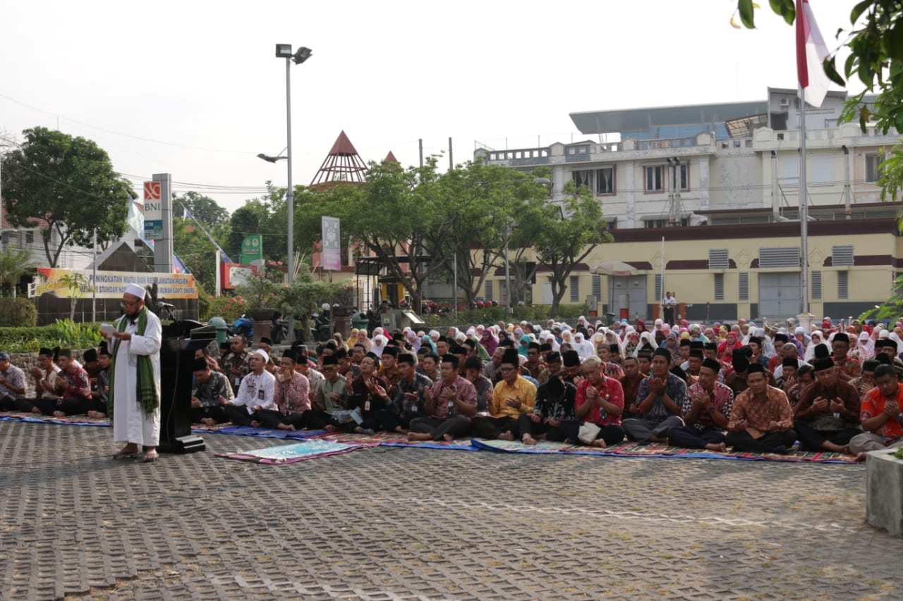 Shalat Istisqa Di Rsu Haji Surabaya Untuk Memohon Hujan Kepada Allah